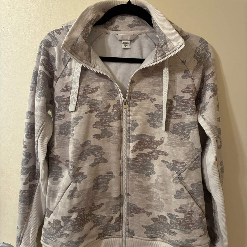 Athleta “Triumph” Camo Zip Hoodie EUC Sz S Gray Cream Athleisure Activewear